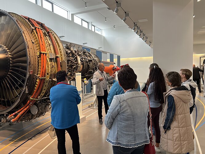 Einige Personen hören dem Guide des Museums zu